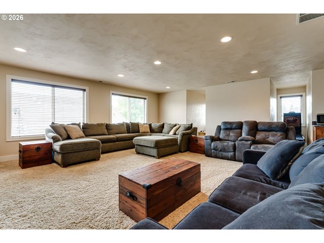2251 COMSTOCK Ave, Eugene, OR 97408