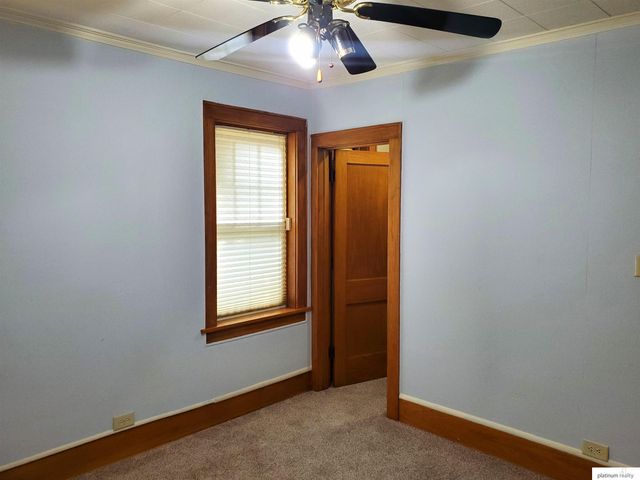619 S 35th Avenue, Omaha, NE 68105