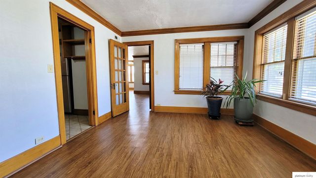 619 S 35th Avenue, Omaha, NE 68105