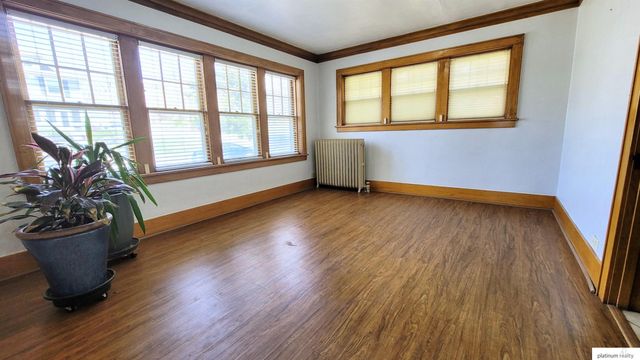 619 S 35th Avenue, Omaha, NE 68105