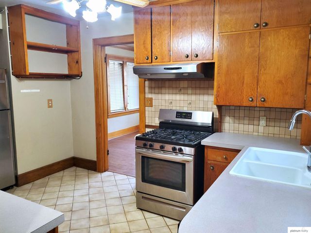 619 S 35th Avenue, Omaha, NE 68105
