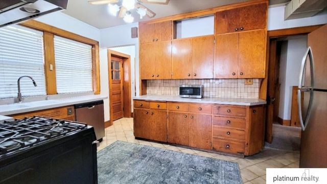 619 S 35th Avenue, Omaha, NE 68105