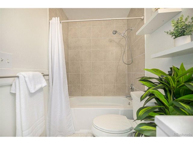 3550 S Harlan St 220, Denver, CO 80235