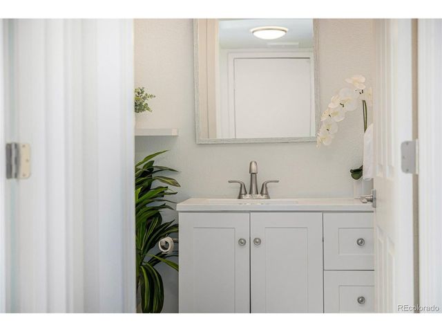 3550 S Harlan St 220, Denver, CO 80235