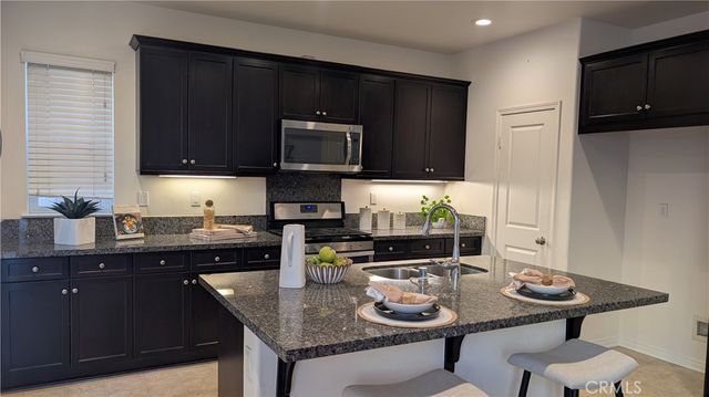 6341 Waterstone, Fontana, CA 92336