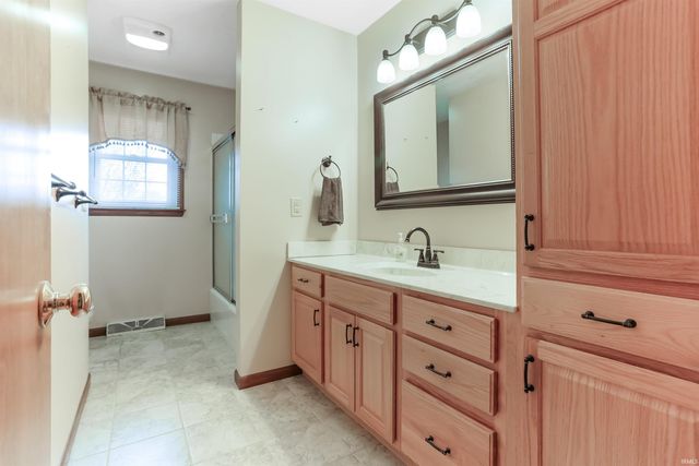 7666 Owens Drive, Newburgh, IN 47630