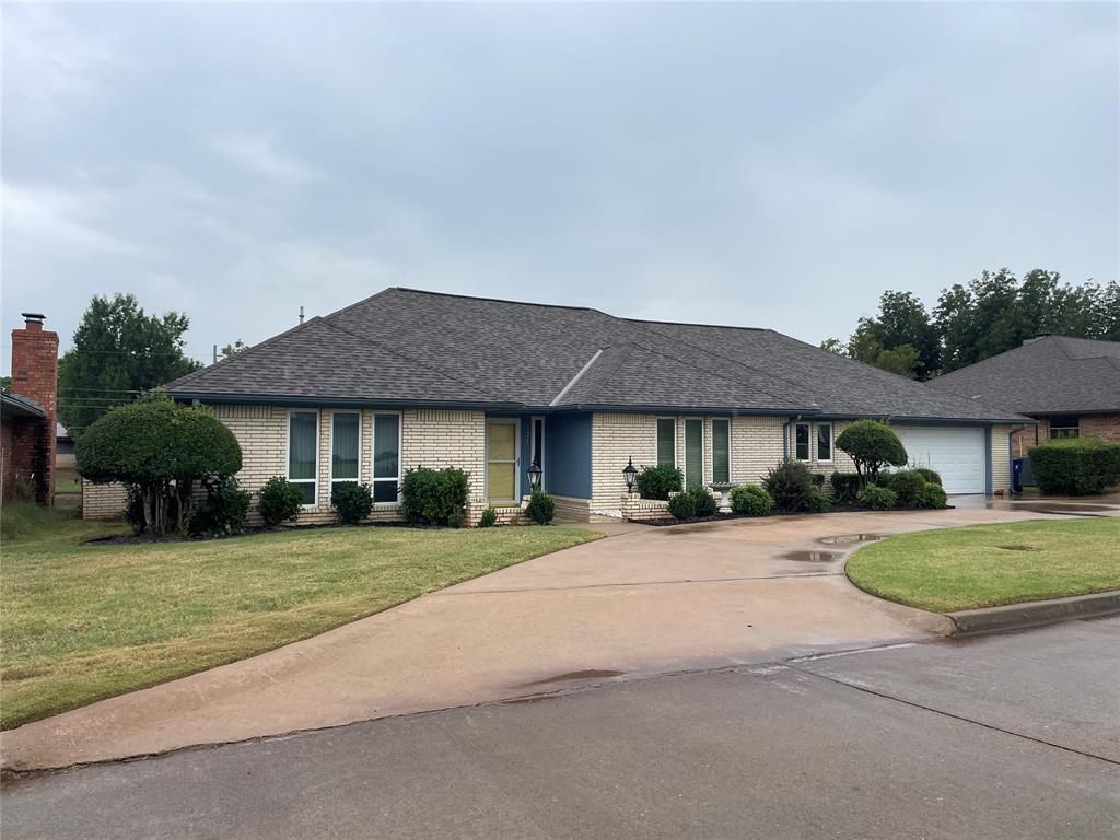 127 Rosewood Drive, Chickasha, OK 73018