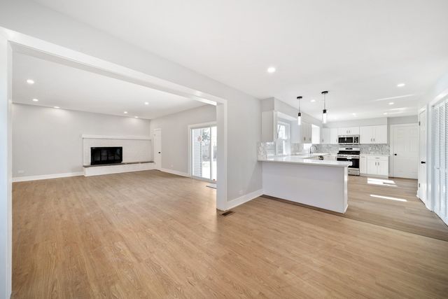 99 Essex Road, Elk Grove Village, IL 60007