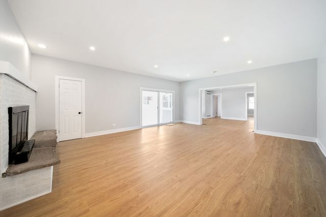 99 Essex Road, Elk Grove Village, IL 60007