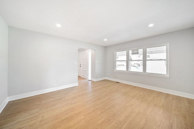 99 Essex Road, Elk Grove Village, IL 60007