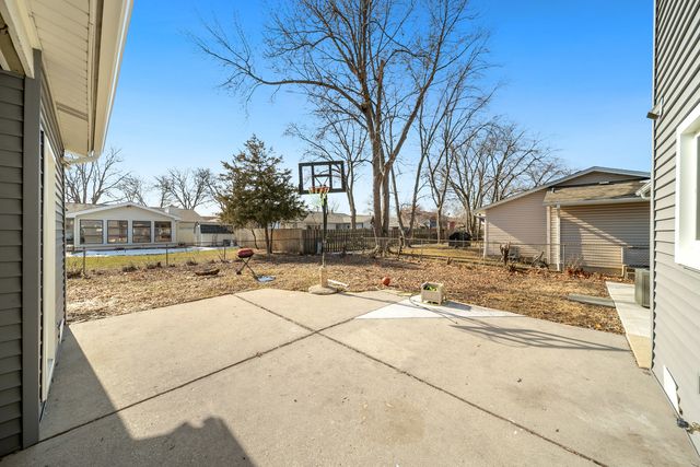 99 Essex Road, Elk Grove Village, IL 60007