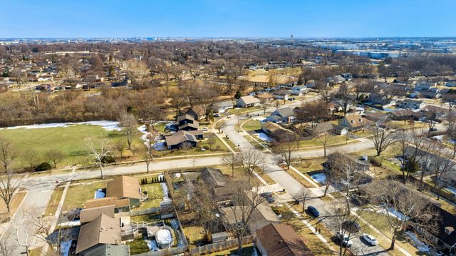 99 Essex Road, Elk Grove Village, IL 60007