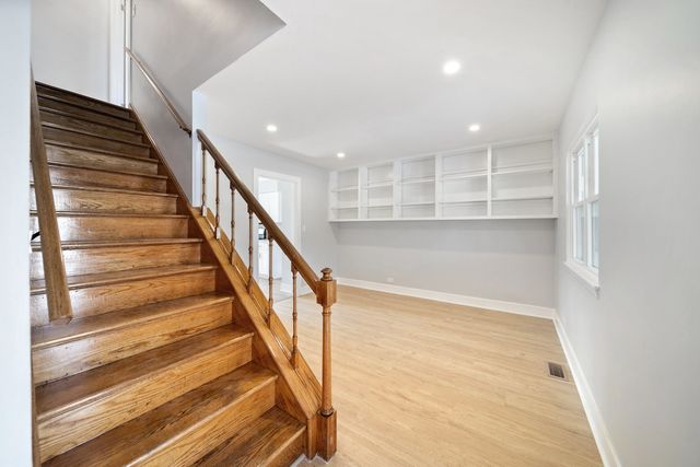 99 Essex Road, Elk Grove Village, IL 60007