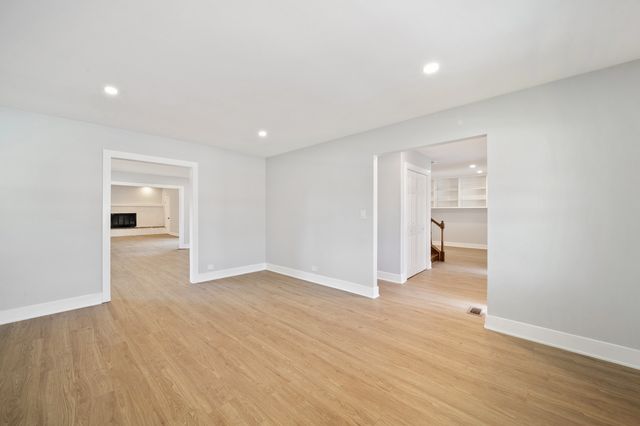 99 Essex Road, Elk Grove Village, IL 60007