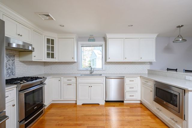 19 Knollwood Rd, Quincy, MA 02171