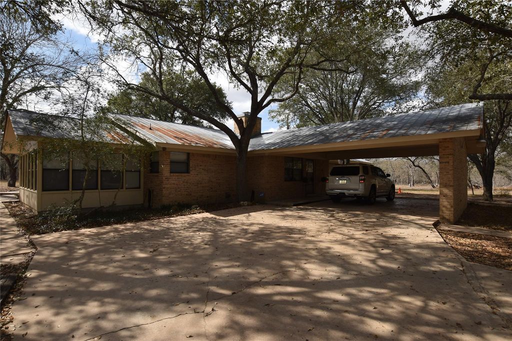 687 Fm 812 RD, Red Rock, TX 78662