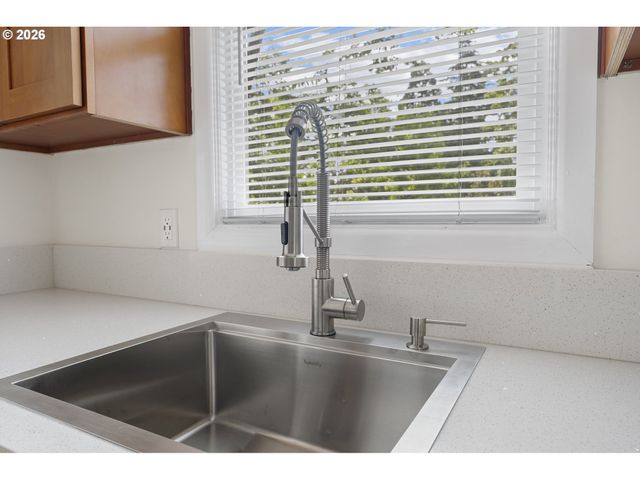 15800 Se OATFIELD Rd, Milwaukie, OR 97267