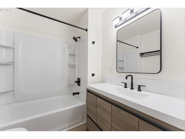 15800 Se OATFIELD Rd, Milwaukie, OR 97267
