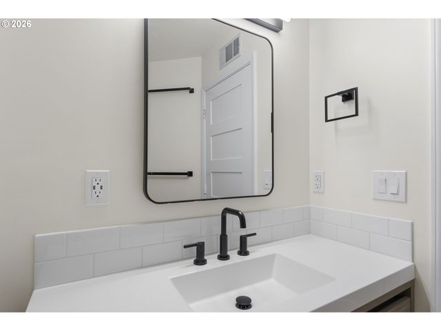 15800 Se OATFIELD Rd, Milwaukie, OR 97267