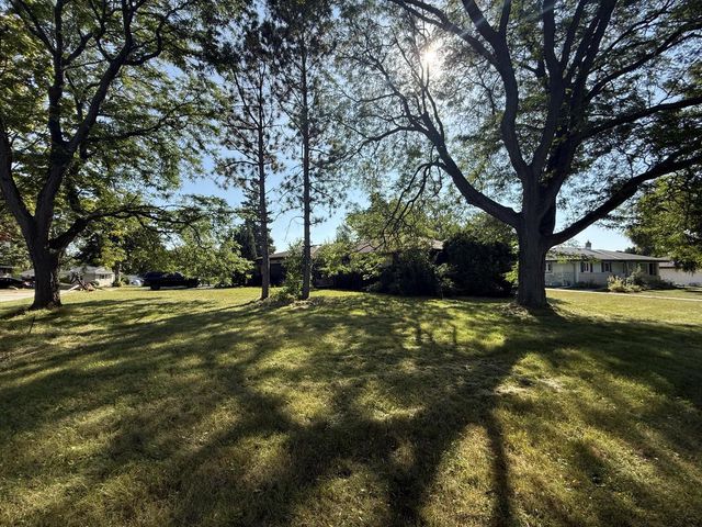 1002 Lilac LANE, Pewaukee, WI 53072