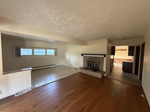 1002 Lilac LANE, Pewaukee, WI 53072