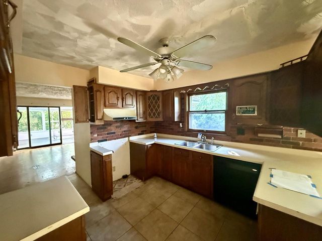 1002 Lilac LANE, Pewaukee, WI 53072