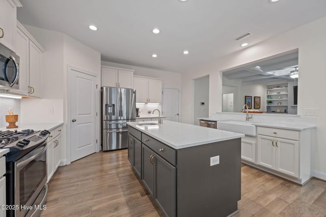 35 W Cloverfield Lane, Hampstead, NC 28443