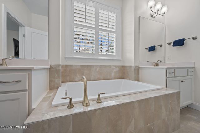 35 W Cloverfield Lane, Hampstead, NC 28443