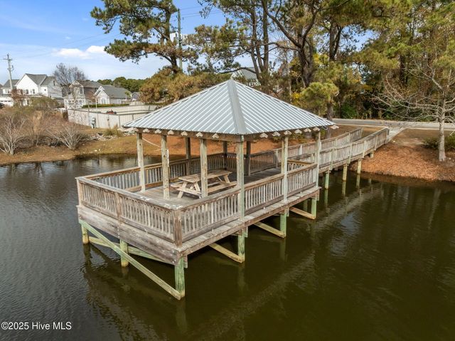 35 W Cloverfield Lane, Hampstead, NC 28443