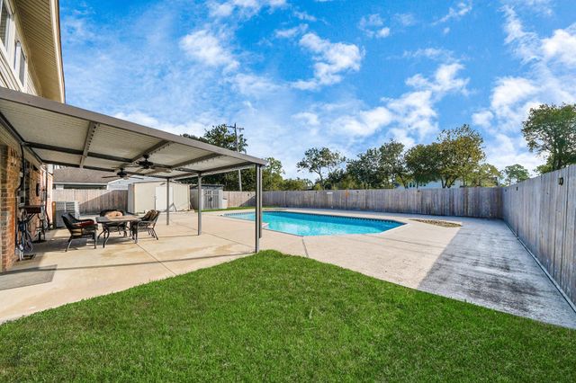 601 E Castle Harbour Drive, Friendswood, TX 77546