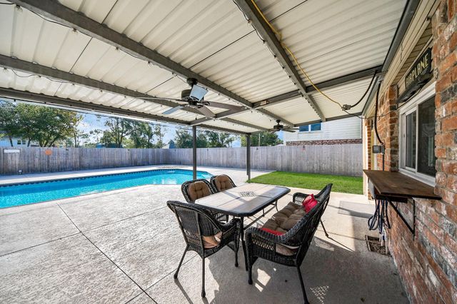 601 E Castle Harbour Drive, Friendswood, TX 77546