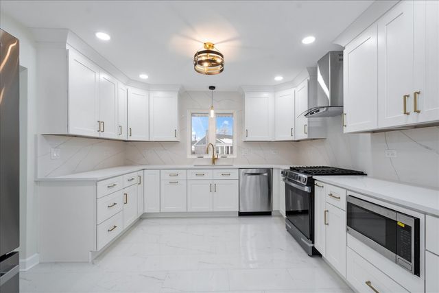 7241 N Mcvicker Avenue, Chicago, IL 60646