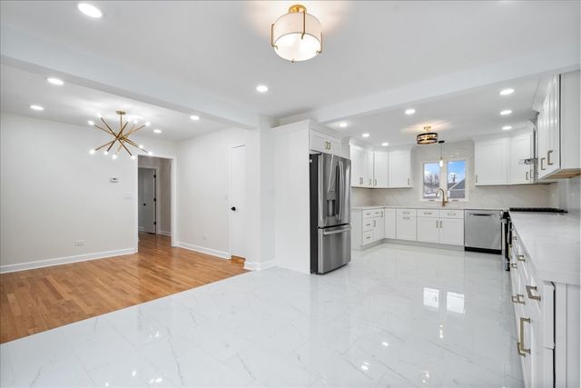 7241 N Mcvicker Avenue, Chicago, IL 60646