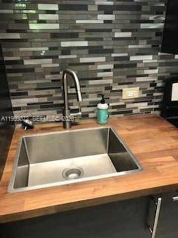 323 Washington Ave 4, Miami Beach, FL 33139