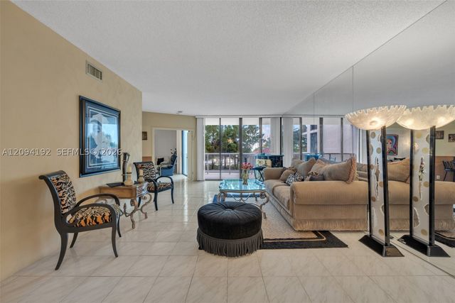 20281 E Country Club Dr 305, Aventura, FL 33180