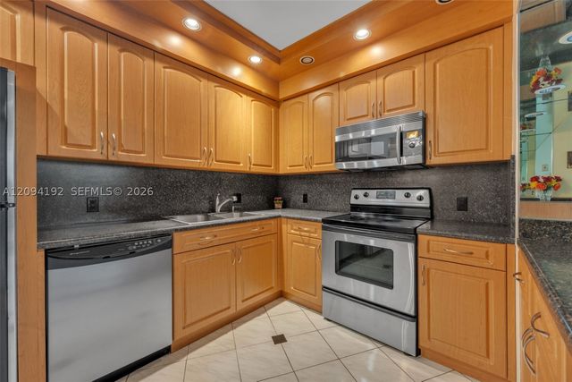 20281 E Country Club Dr 305, Aventura, FL 33180