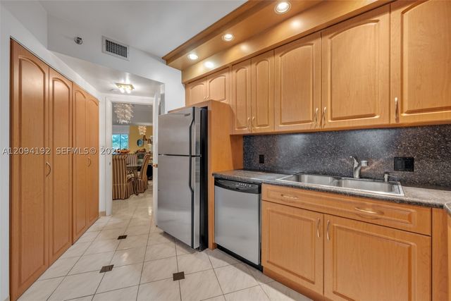 20281 E Country Club Dr 305, Aventura, FL 33180