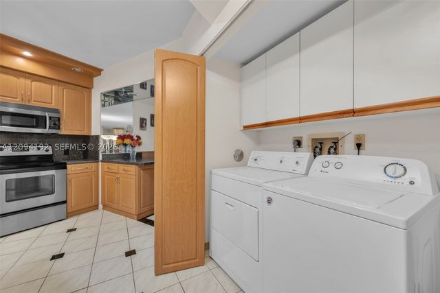 20281 E Country Club Dr 305, Aventura, FL 33180