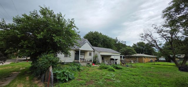 1811 Pine St, Harper, KS 67058