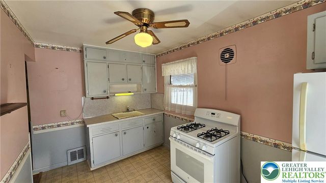 301 Tobias Drive, Hellertown Boro, PA 18055