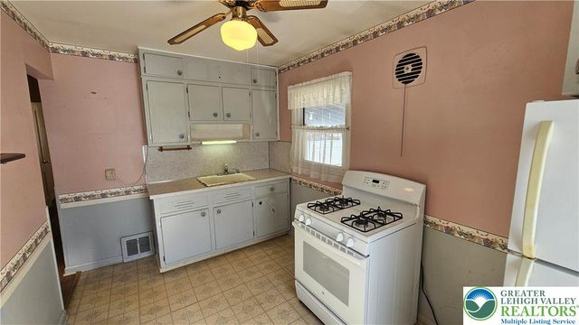 301 Tobias Drive, Hellertown Boro, PA 18055