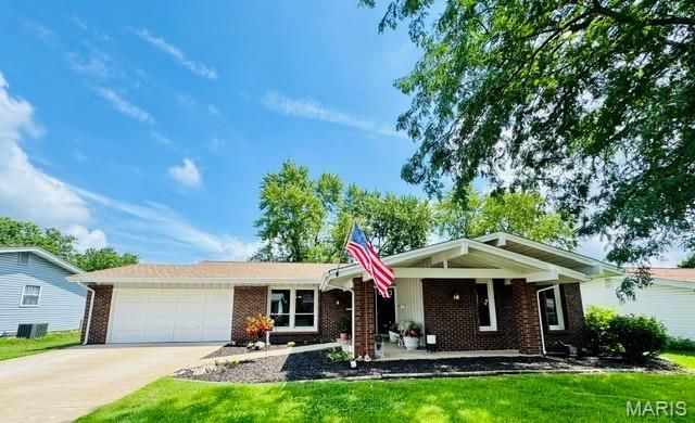 741 Lamplight Lane, Hazelwood, MO 63042