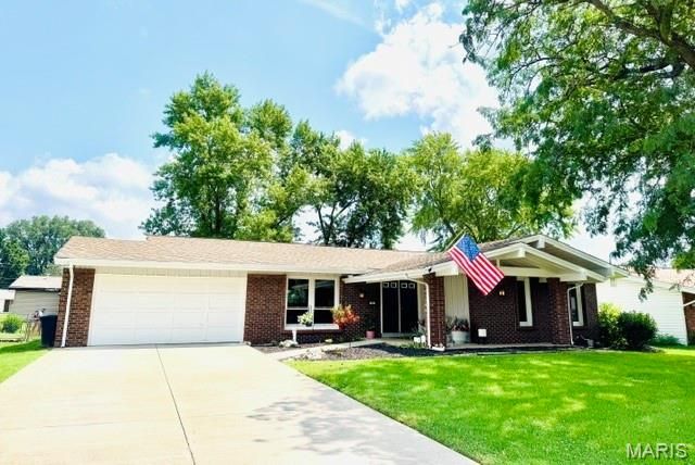 741 Lamplight Lane, Hazelwood, MO 63042