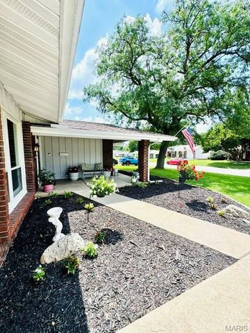 741 Lamplight Lane, Hazelwood, MO 63042