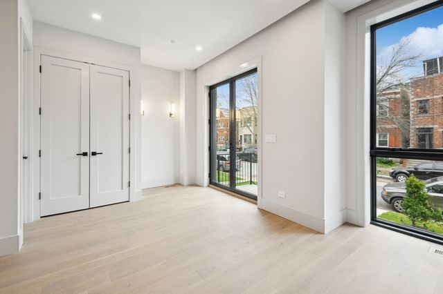 2434 W Superior Street, Chicago, IL 60612