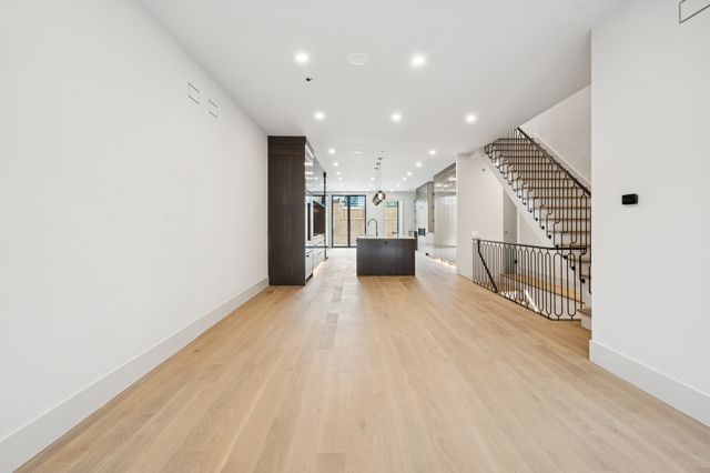 2434 W Superior Street, Chicago, IL 60612