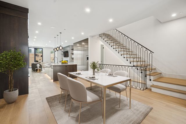 2434 W Superior Street, Chicago, IL 60612