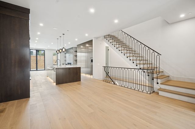 2434 W Superior Street, Chicago, IL 60612