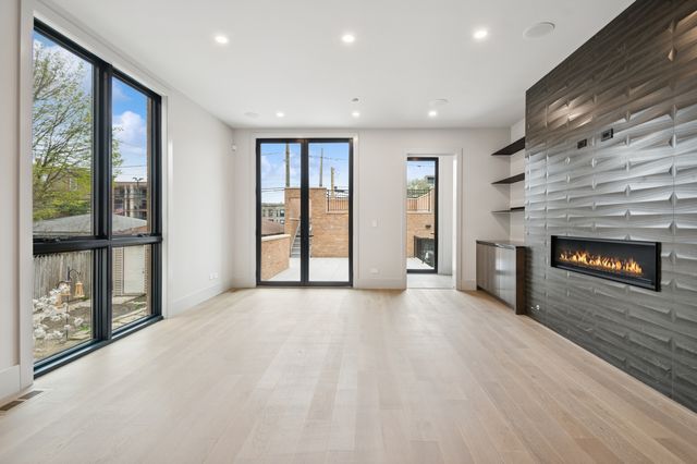 2434 W Superior Street, Chicago, IL 60612