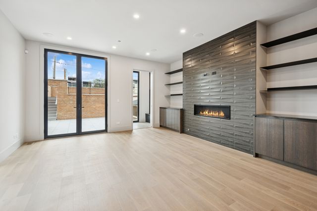 2434 W Superior Street, Chicago, IL 60612